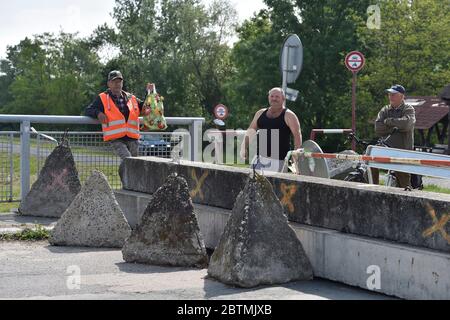 Lanzhot, Tschechische Republik. Mai 2020. Noch immer geschlossener Grenzübergang Lanzhot - Brodske zwischen Tschechien und der Slowakei am Mittwoch, den 27. Mai 2020. Tschechen, Ungarn und Slowaken können zwischen den drei Ländern reisen, ohne dass die COVID-19-Negativtests ab Mittwoch, wenn viele Anti-Coronavirus-Maßnahmen aufgehoben werden, vorzulegen sind, wenn sie innerhalb von 48 Stunden in ihre Länder zurückkehren. Quelle: Vaclav Salek/CTK Photo/Alamy Live News Stockfoto