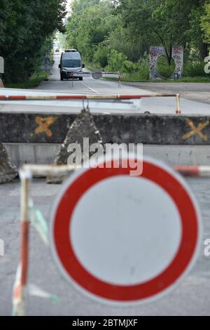 Lanzhot, Tschechische Republik. Mai 2020. Noch immer geschlossener Grenzübergang Lanzhot - Brodske zwischen Tschechien und der Slowakei am Mittwoch, den 27. Mai 2020. Tschechen, Ungarn und Slowaken können zwischen den drei Ländern reisen, ohne dass die COVID-19-Negativtests ab Mittwoch, wenn viele Anti-Coronavirus-Maßnahmen aufgehoben werden, vorzulegen sind, wenn sie innerhalb von 48 Stunden in ihre Länder zurückkehren. Quelle: Vaclav Salek/CTK Photo/Alamy Live News Stockfoto