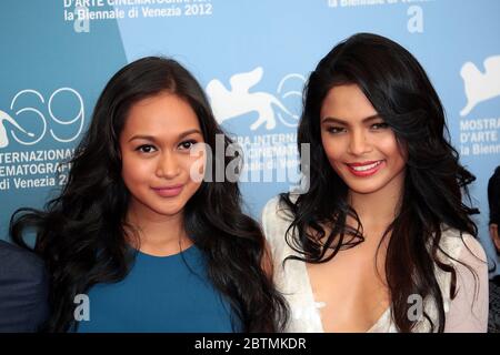 VENEDIG, ITALIEN - SEPTEMBER 06: Lovi Poe und Mercedes Cabral besuchen die Fotoschau "Thy Womb" während des 69. Filmfestivals von Venedig am 6. September 2012 Stockfoto