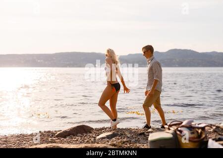 Frau Hält Hände Zu Fuß Mit Freund Auf Felsen Stockfoto