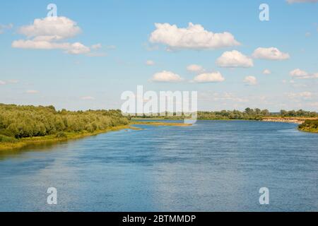 Schöner Picknickplatz am Ufer des Flusses Desna Stockfoto