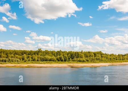 Schöner Picknickplatz am Ufer des Flusses Desna Stockfoto