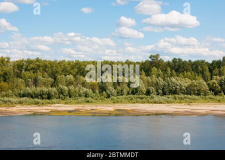 Schöner Picknickplatz am Ufer des Flusses Desna Stockfoto