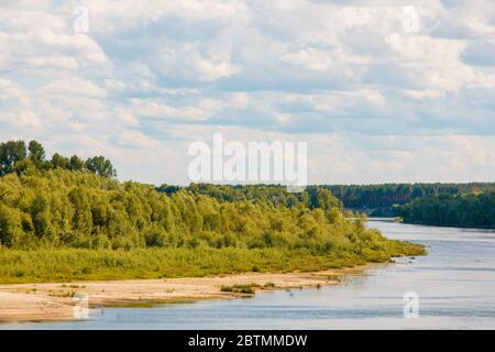 Schöner Picknickplatz am Ufer des Flusses Desna Stockfoto