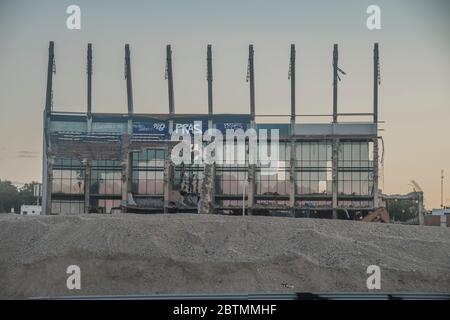 Madrid, Spanien. Mai 2020. Blick auf die Ruinen des Vicente Calderon Stadions, das über 50,000 Personen Platz hatte und sich am Ufer des Manzanares im Arganzuela Bezirk der spanischen Hauptstadt befand. Der Abriss des alten Stadions von Atletico Madrid, das der La Liga Club von 1966 bis 2017 als Heimat nannte, ist fast vorbei. (Foto von Alberto Sibaja/Pacific Press) Quelle: Pacific Press Agency/Alamy Live News Stockfoto