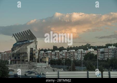 Madrid, Spanien. Mai 2020. Blick auf die Ruinen des Vicente Calderon Stadions, das über 50,000 Personen Platz hatte und sich am Ufer des Manzanares im Arganzuela Bezirk der spanischen Hauptstadt befand. Der Abriss des alten Stadions von Atletico Madrid, das der La Liga Club von 1966 bis 2017 als Heimat nannte, ist fast vorbei. (Foto von Alberto Sibaja/Pacific Press) Quelle: Pacific Press Agency/Alamy Live News Stockfoto