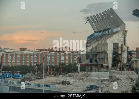 Madrid, Spanien. Mai 2020. Blick auf die Ruinen des Vicente Calderon Stadions, das über 50,000 Personen Platz hatte und sich am Ufer des Manzanares im Arganzuela Bezirk der spanischen Hauptstadt befand. Der Abriss des alten Stadions von Atletico Madrid, das der La Liga Club von 1966 bis 2017 als Heimat nannte, ist fast vorbei. (Foto von Alberto Sibaja/Pacific Press) Quelle: Pacific Press Agency/Alamy Live News Stockfoto