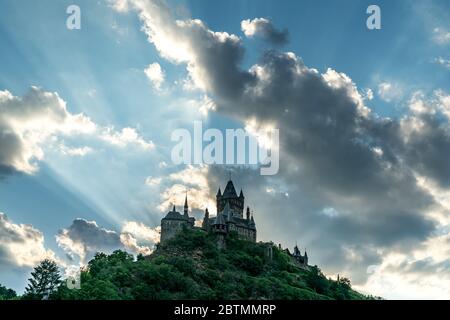 Silhouette der Reichsburg in Cochem, Rheinland-Pfalz, Deutschland Kaiserburg Reichsburg Silhouette, Cochem, Rheinland-Pfalz, Germa Stockfoto