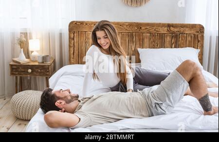 Mann und Frau im Bett im Schlafzimmer Stockfoto