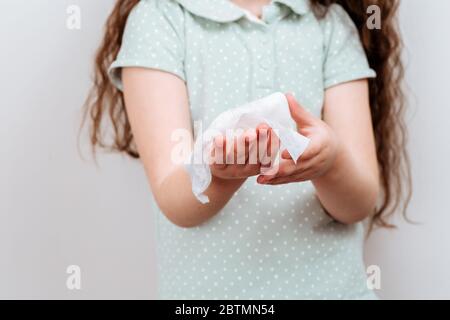 Das Kind wischt ihre Hände nass antibakterielle Tuch. Sauberes und hygienisches Konzept. Stockfoto