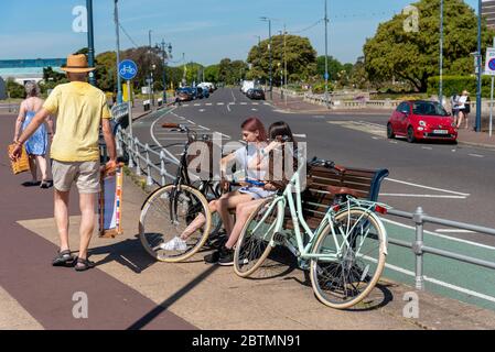 Southsea, Portsmouth, England, Großbritannien. 26 Mai 2020. Radfahrer sitzen auf einem Sitz ignorieren die staatlichen Richtlinien über soziale Distanz nicht 2 Meter Stockfoto