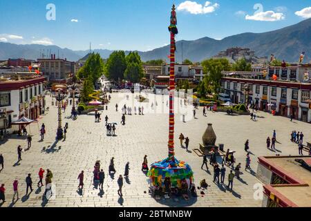 Ein großer Gebetsmast am Eingang zum Jokhang-Tempel, geschmückt mit Gebetsfahnen, die hoch am Jokhang-Platz in Lhasa, Tibet, stehen Stockfoto