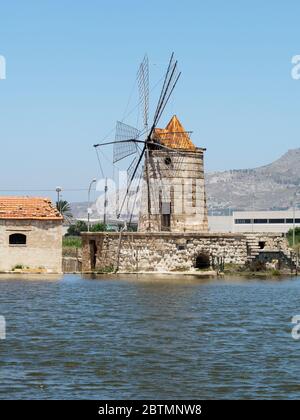 In der Nähe von Trapani auf Sizilien gibt es alte Windmühlen, die früher Salz hergestellt haben Stockfoto