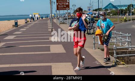 Southsea, Portsmouth, England, Großbritannien. 26 Mai 2020. Soziale Distanzierung wird nicht beobachtet. Nicht 2 Meter entfernt an der Küste in Southsea UK. Covid-19. Stockfoto