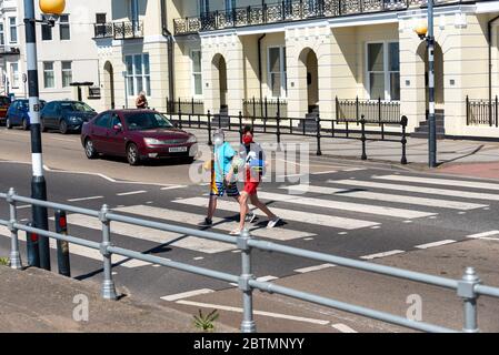 Southsea, Portsmouth, England, Großbritannien. 26 Mai 2020. Soziale Distanzierung wird nicht beobachtet. Nicht 2 Meter entfernt an der Strandstraße in Southsea UK. Covid- Stockfoto