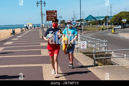 Southsea, Portsmouth, England, Großbritannien. 26 Mai 2020. Soziale Distanzierung wird nicht beobachtet. Nicht 2 Meter entfernt an der Küste in Southsea UK. Covid-19. Stockfoto