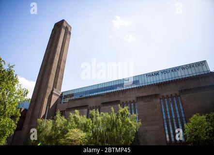 Tate Modern mit Schlüsselarbeiter – Dankesnachricht Stockfoto