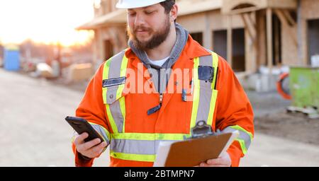 Banner des Bauherrn Surfen mit Smartphone und Notebook halten. Stockfoto