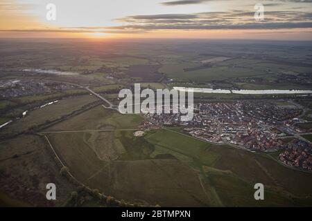 Luftaufnahme eines Sonnenuntergangs über der englischen Landschaft Stockfoto