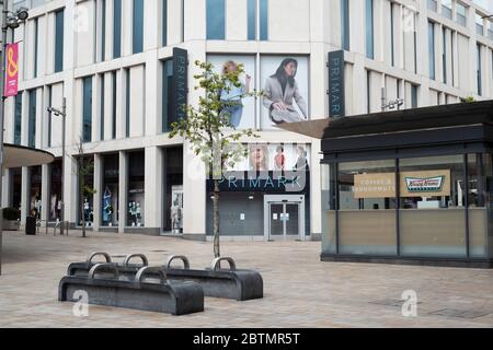 Sheffield UK – April 09 2020: Nicht-wesentliche Geschäfte geschlossen während der Coronavirus Covid-19 Lockdown, Primark, The Moor Stockfoto