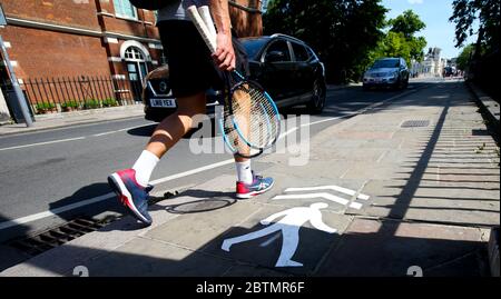 London, Großbritannien. 27. Mai 2020 London Borough of Richmond upon Thames Council fügen temporäre Beschilderung an einem Prise Point auf der Richmond Bridge. Sie haben es für Fußgänger zu einer Möglichkeit gemacht, bei sozialer Distanz zu helfen. Andrew Fosker / Alamy Live News Stockfoto