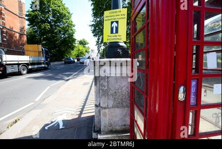 London, Großbritannien. 27. Mai 2020 London Borough of Richmond upon Thames Council fügen temporäre Beschilderung an einem Prise Point auf der Richmond Bridge. Sie haben es für Fußgänger zu einer Möglichkeit gemacht, bei sozialer Distanz zu helfen. Andrew Fosker / Alamy Live News Stockfoto