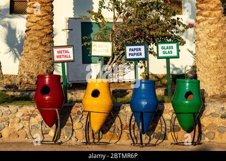 Farbige Behälter für die getrennte Abfallsammlung in Ägypten. Übersetzung: Metall, Plastik, Papier, Klasse Stockfoto
