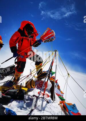 Peking, China. Mai 2020. Ein chinesischer Vermesser führt am 27. Mai 2020 eine Vermessung auf dem Berg Qomolangma durch. Kredit: Tashi Tsering/Xinhua/Alamy Live News Stockfoto