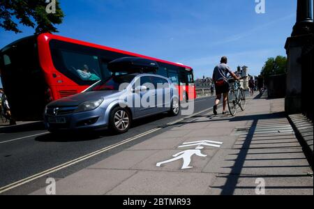 London, Großbritannien. 27. Mai 2020 London Borough of Richmond upon Thames Council fügen temporäre Beschilderung an einem Prise Point auf der Richmond Bridge. Sie haben es für Fußgänger zu einer Möglichkeit gemacht, bei sozialer Distanz zu helfen. Andrew Fosker / Alamy Live News Stockfoto