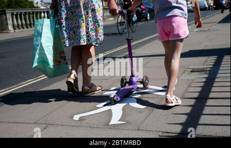 London, Großbritannien. 27. Mai 2020 London Borough of Richmond upon Thames Council fügen temporäre Beschilderung an einem Prise Point auf der Richmond Bridge. Sie haben es für Fußgänger zu einer Möglichkeit gemacht, bei sozialer Distanz zu helfen. Andrew Fosker / Alamy Live News Stockfoto