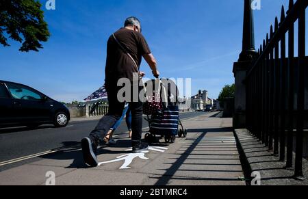 London, Großbritannien. 27. Mai 2020 London Borough of Richmond upon Thames Council fügen temporäre Beschilderung an einem Prise Point auf der Richmond Bridge. Sie haben es für Fußgänger zu einer Möglichkeit gemacht, bei sozialer Distanz zu helfen. Andrew Fosker / Alamy Live News Stockfoto