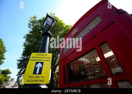 London, Großbritannien. 27. Mai 2020 London Borough of Richmond upon Thames Council fügen temporäre Beschilderung an einem Prise Point auf der Richmond Bridge. Sie haben es für Fußgänger zu einer Möglichkeit gemacht, bei sozialer Distanz zu helfen. Andrew Fosker / Alamy Live News Stockfoto