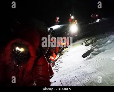 Peking, China. Mai 2020. Mitglieder eines chinesischen Vermessungsteams gehen auf den Gipfel des Mt. Qomolangma am 27. Mai 2020. Kredit: Penpa/Xinhua/Alamy Live News Stockfoto