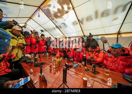 (200527) -- PEKING, 27. Mai 2020 (Xinhua) -- Mitarbeiter versammeln sich in einem Kommandozentrum am Basislager Mount Qomolangma im Südwesten Chinas, der autonomen Region Tibet, am 27. Mai 2020. (Xinhua/Sun Fei) Stockfoto