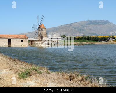 In der Nähe von Trapani und Marsala im Westen Siziliens gibt es viele Salzpfannen Stockfoto