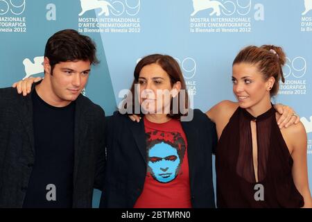 VENEDIG, ITALIEN - SEPTEMBER 07: Filippo Scichitano, Francesca Comencini und Giulia Valentini nehmen an der 'UN Giorno Speciale' Fotocall Teil Stockfoto