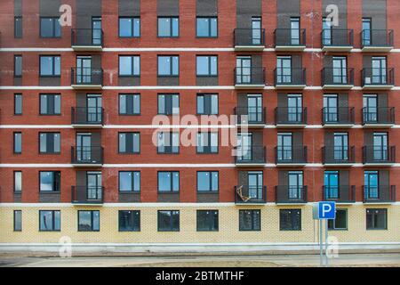 Vorderansicht der Fassade des neuen modernen Gebäudes. Vollrahmen-Konstruktion Hintergrund für Werbung und Websites. Stockfoto