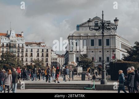 Madrid, Spanien - 26. Januar 2020: Menschen auf der Plaza de Oriente in Madrid, der Hauptstadt Spaniens, die für ihre reichen Fundorte europäischer Kunst bekannt ist, auf einer Brücke Stockfoto