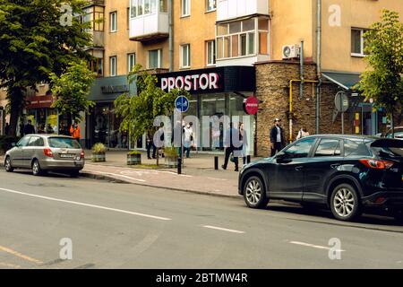 Wiederherstellung des Lebens nach Quarantäne. Menschen in Masken während einer Coronavirus-Pandemie. Halytska Straße. Ivano-Frankiwsk, Ukraine - Mai 25 2020. Stockfoto