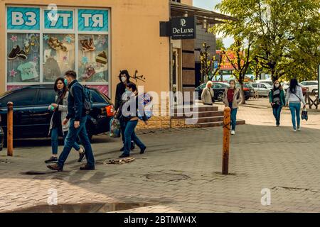 Wiederherstellung des Lebens nach Quarantäne. Menschen in Masken während einer Coronavirus-Pandemie. Halytska Straße. Ivano-Frankiwsk, Ukraine - Mai 25 2020. Stockfoto