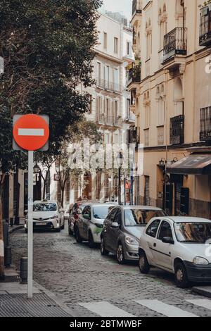 Madrid, Spanien - 26. Januar 2020: Stop-Schild in einer schmalen Einbahnstraße in Madrid, der Hauptstadt Spaniens, die für ihre reichen Fundorte europäischer Kunst bekannt ist, Stockfoto