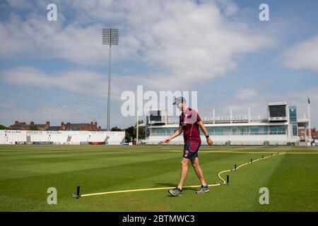 Der Groundsman Craig Harvey ist auf dem Gelände des County Ground, Heimat des Northamptonshire County Cricket Club, als professionelles Cricket wartet, um nach der Coronavirus-Pandemie grünes Licht für die Rückkehr zu erhalten. Stockfoto