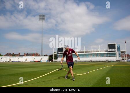 Der Groundsman Craig Harvey ist auf dem Gelände des County Ground, Heimat des Northamptonshire County Cricket Club, als professionelles Cricket wartet, um nach der Coronavirus-Pandemie grünes Licht für die Rückkehr zu erhalten. Stockfoto