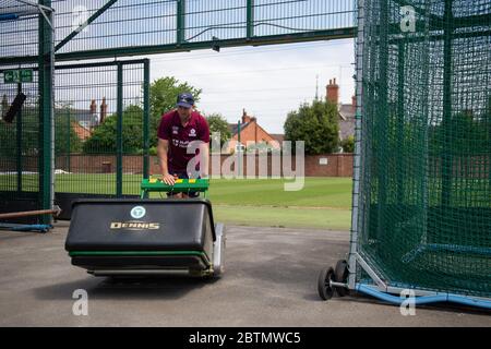 Der Groundsman Craig Harvey ist auf dem Gelände des County Ground, Heimat des Northamptonshire County Cricket Club, als professionelles Cricket wartet, um nach der Coronavirus-Pandemie grünes Licht für die Rückkehr zu erhalten. Stockfoto