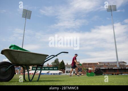 Der Chefgroundsmann Craig Harvey neigt zum Außenfeld am County Ground, der Heimat des Northamptonshire County Cricket Club, da professionelle Cricket-Spiele darauf warten, nach der Coronavirus-Pandemie wieder grünes Licht zu geben. Stockfoto