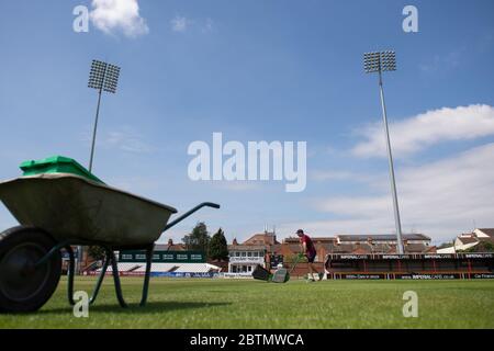 Der Groundsman Craig Harvey ist auf dem Gelände des County Ground, Heimat des Northamptonshire County Cricket Club, als professionelles Cricket wartet, um nach der Coronavirus-Pandemie grünes Licht für die Rückkehr zu erhalten. Stockfoto