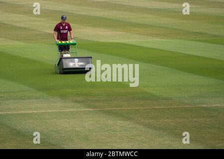 Der Groundsman Craig Harvey ist auf dem Gelände des County Ground, Heimat des Northamptonshire County Cricket Club, als professionelles Cricket wartet, um nach der Coronavirus-Pandemie grünes Licht für die Rückkehr zu erhalten. Stockfoto