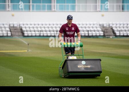 Der Groundsman Craig Harvey ist auf dem Gelände des County Ground, Heimat des Northamptonshire County Cricket Club, als professionelles Cricket wartet, um nach der Coronavirus-Pandemie grünes Licht für die Rückkehr zu erhalten. Stockfoto