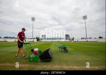 Der Groundsman Craig Harvey ist auf dem Gelände des County Ground, Heimat des Northamptonshire County Cricket Club, als professionelles Cricket wartet, um nach der Coronavirus-Pandemie grünes Licht für die Rückkehr zu erhalten. Stockfoto