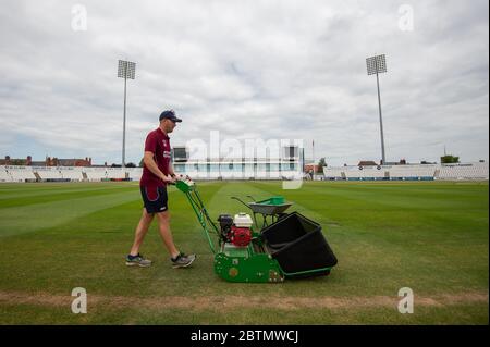 Der Chefgroundsmann Craig Harvey neigt zum Außenfeld am County Ground, der Heimat des Northamptonshire County Cricket Club, da professionelle Cricket-Spiele darauf warten, nach der Coronavirus-Pandemie wieder grünes Licht zu geben. Stockfoto